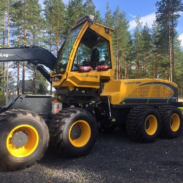 Gul maskin i skog på dagtid