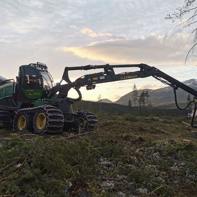 Stor maskin i arbeid ved solnedgang